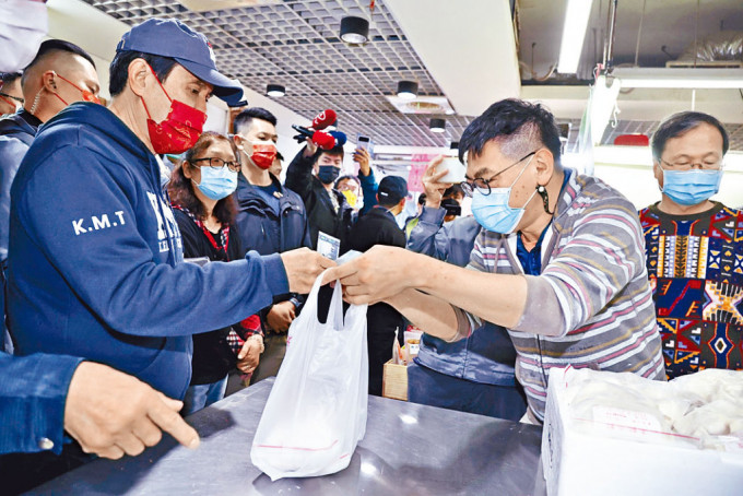 七十二歲的馬英九（左）昨天在台北街市買年貨。