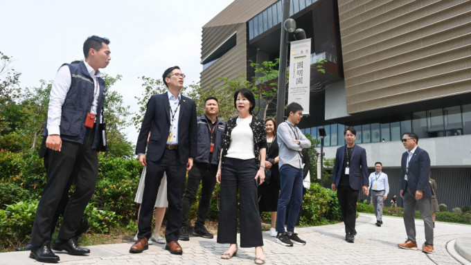 旅遊事務專員沈鳳君（前排左三）聯同旅遊業監管局代表，到香港故宮文化博物館，視察景點在黃金周迎接旅客的人流管理。政府新聞處