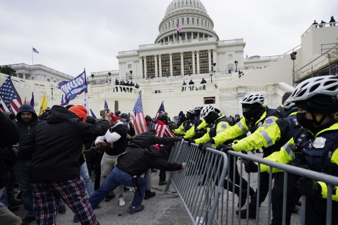 特朗普的一群支持者1月6日衝擊國會大廈，造成5人死亡。AP資料圖片