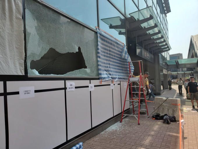 站外多个玻璃窗被打爆，玻璃碎散满一地。 梁国峰摄