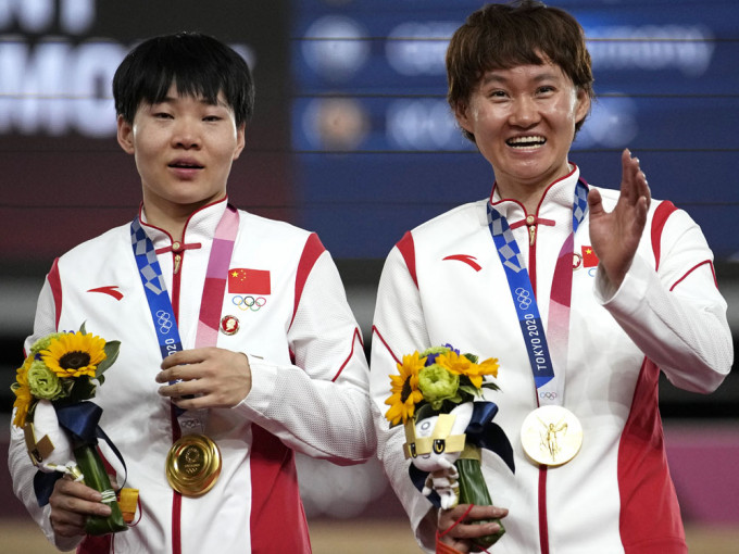 两名中国选手鲍珊菊和锺天使站在颁奖台领金牌时，被影到服装上扣上了中共已故领导人毛泽东的徽章。AP图片