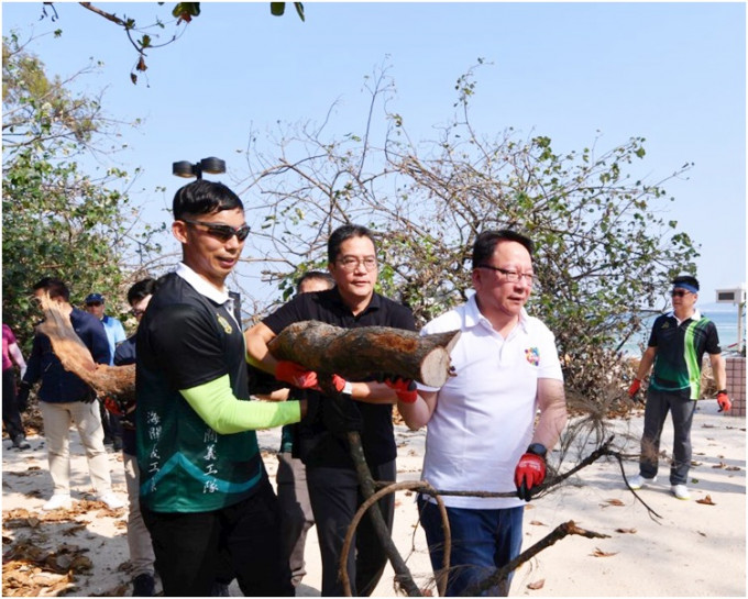 黄伟纶（中）连同行政长官办公室主任陈国基，到石澳清理塌树。