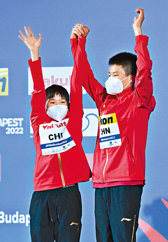 全紅嬋（左）和白鈺鳴為國家隊帶來世錦賽跳水的第一百面金牌。