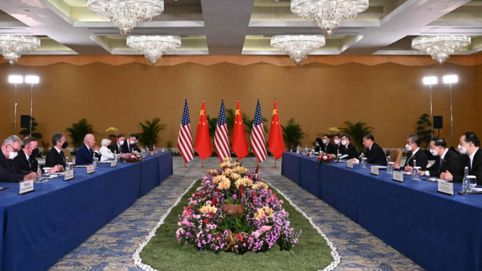 中美雙方代表展開會談。