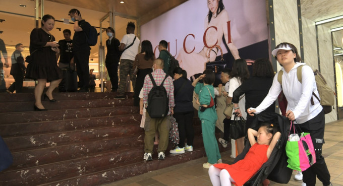 「五一」长假期首天，广东道多间名店再出现旅客排队购物人龙。梁誉东摄