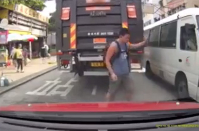 男子向小巴司機耍手，示意自己沒大礙。影片截圖