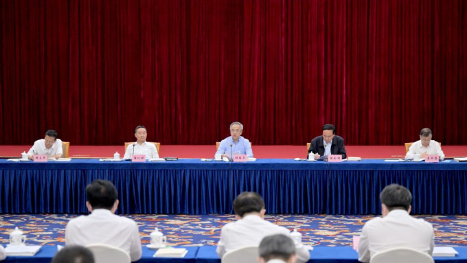陳全國（右二）以中央農村工作領導小組副組長的身份亮相。新華社圖片