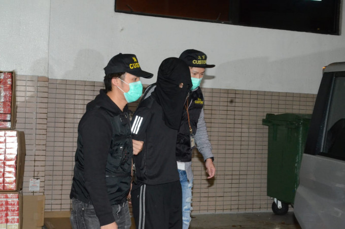 海關沙田檢250萬元私煙，兩男子被捕。