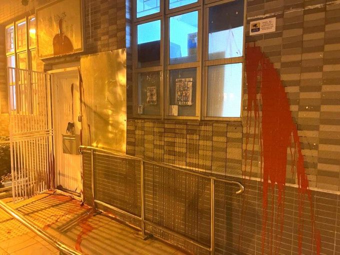大门、招牌及外墙均沾有红油渍。曾锦荣fb