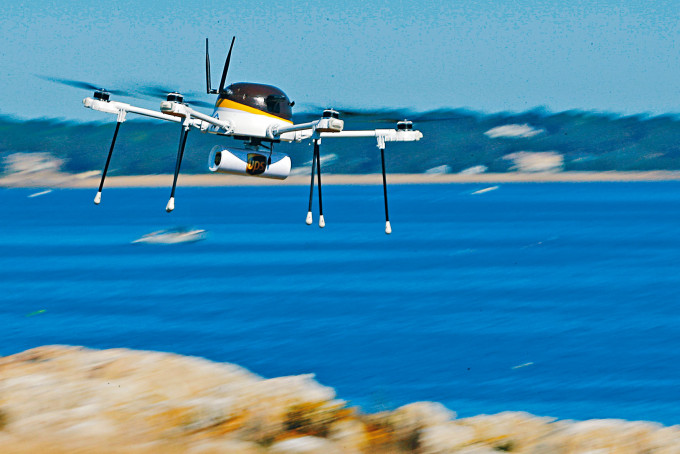 美国一架运货无人机飞越麻省贝弗利海岸对开的儿童岛。