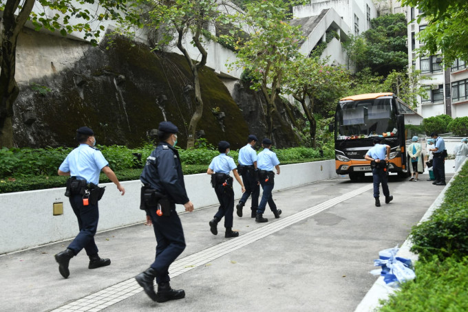 康怡花园N2座居民接受强制检测后，还需送往检疫中心隔离21天。