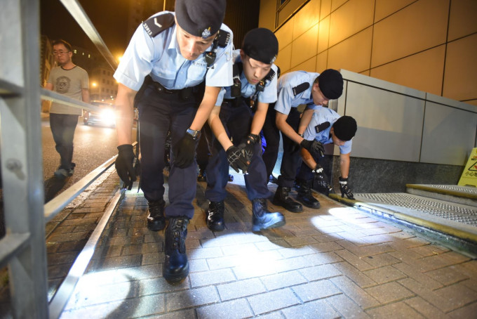 机动部队警员到场在成和道两旁行人路搜寻子弹