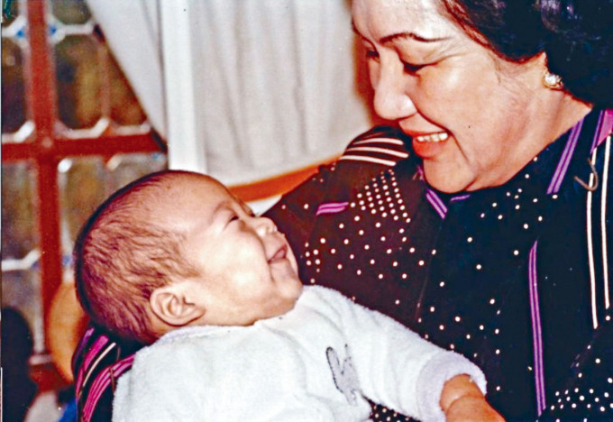 霍啟剛上載影片悼念嫲嫲霍呂燕妮，片中更有他在嬰兒時期的祖孫合照。