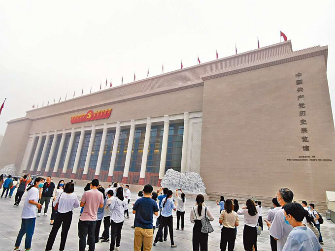 ■境內外記者昨天參觀中共黨史展覽館。