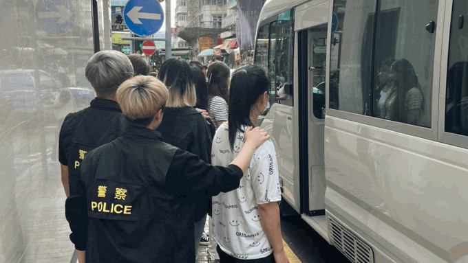行动中，警方拘捕4名内地女子。警方提供