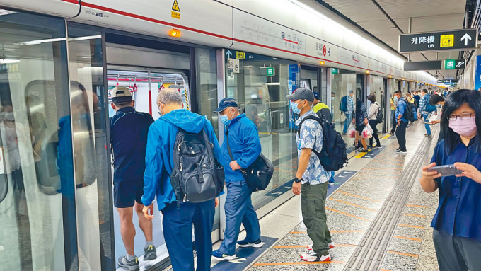 经港铁通宵维修后，荔景至佐敦站服务赶及头班车恢复正常。