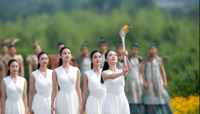 杭州亚运会将于9月23日开幕，在开幕倒计时100天，圣火在良渚古城成功采集。 新华社图