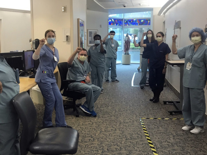美国十名护士因无N95口罩拒处理感染个案遭停职，院方同意让步。AP图