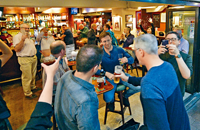 ■灣仔駱克道部分酒吧關閉前聚集了不少客人，爭取在最後一刻舉杯暢飲。