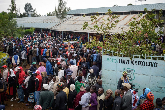 肯亚投票站外大排长龙。网图