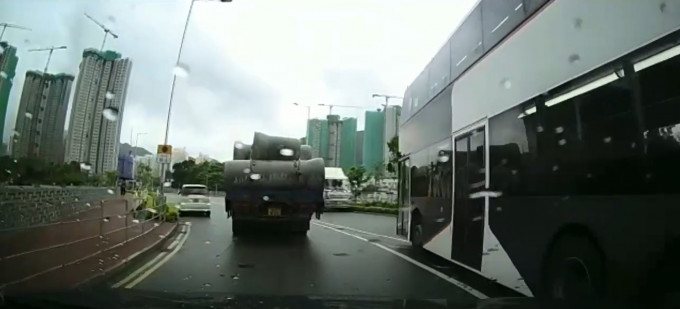 巴士越過雙白綫超車。FB專頁HongKong CarCam影片截圖