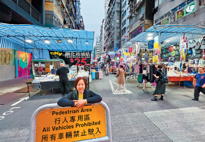 「女人街」商贩郑女士担心明年将有10%至20%的摊贩交还牌照退场。
