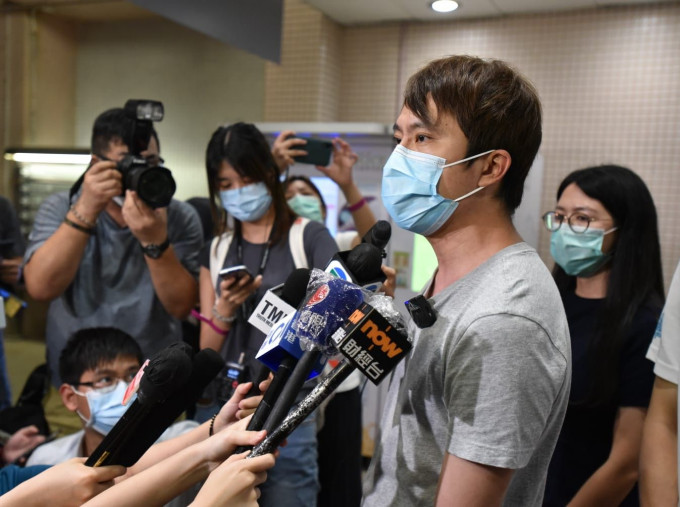 鄺俊宇晚上離開伊利沙伯醫院，指目前獲警方無條件釋放。
