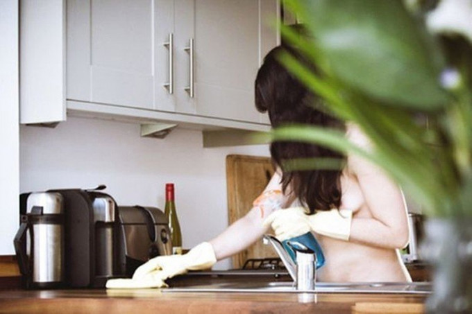 最近有担任「裸体清洁员」的24岁英国女子安娜（Anna）现身说法，坦言这个工作安全又好赚！（网图）