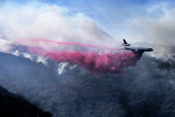 加州南部出現的新火頭位於錫米谷，當地冒出大量濃煙，消防當局空投水彈滅火。AP