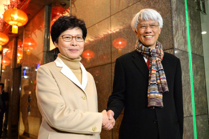任志刚(右)指林郑月娥一直尽心为香港服务，支持她继续担任行政长官。资料图片