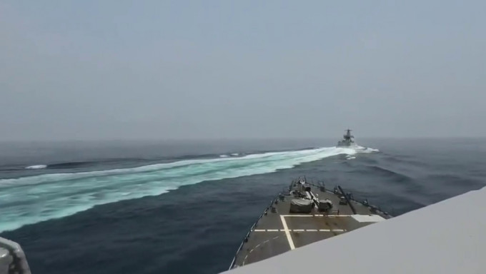美国海军4日深夜公布解放军舰3日横切美军驱逐舰「锺云号」船头前方的30秒影片。AP