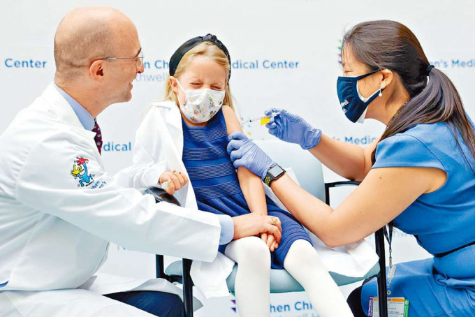 ■紐約市一名七歲女孩接種輝瑞新冠疫苗。 