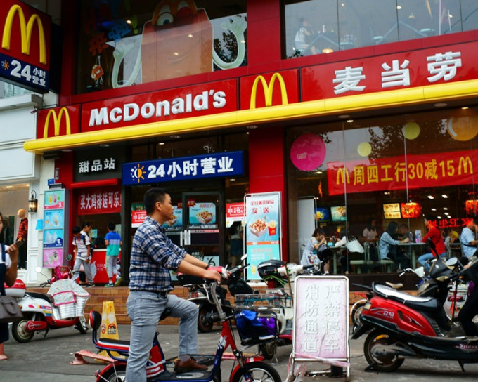 北京麦当劳将试行「走塑」方案。AP