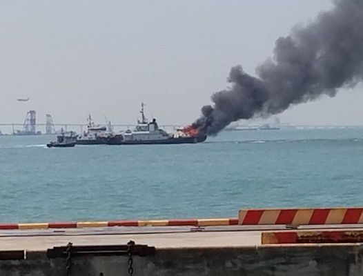 渔船起火冒出大量浓烟。 网图