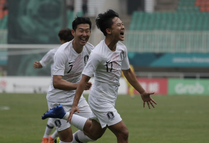 李升佑（右）回归韩职后有翻生迹象，有望重返南韩国家队。AP资料图片
