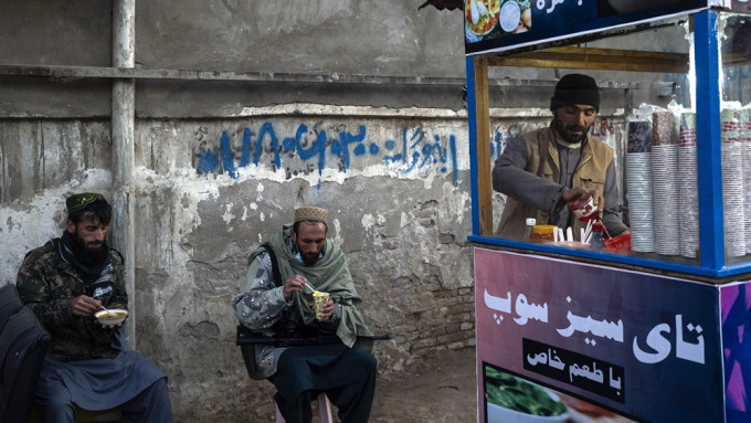 塔利班掌權以來，國際組織及人道機構撤出阿富汗，導致人道危機。美聯社資料圖片