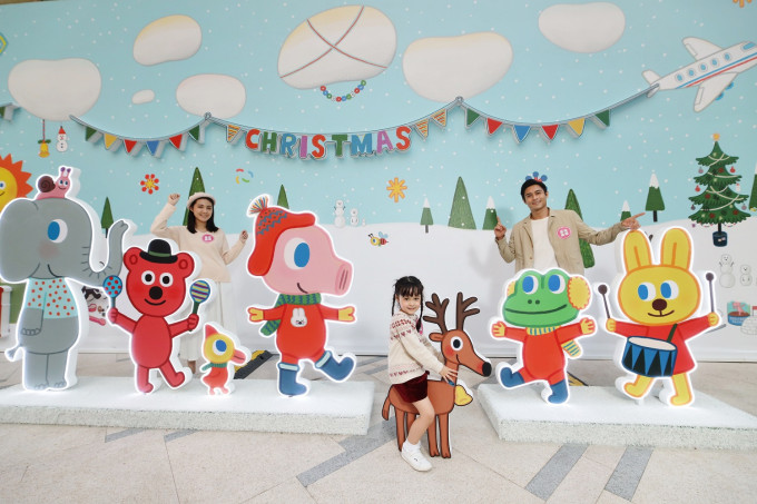 一班GOOLYGOOLY FRIENDS在20米長的繪本牆上演聖誕派對故事。