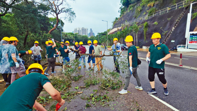 「中國退伍軍人香港總會」一行25人，昨日自發到各區協助清理塌樹。