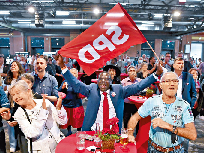 社民党大选险胜，支持者在柏林欢呼。　