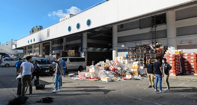 警方在長沙灣副食品批發市場打擊黑工。