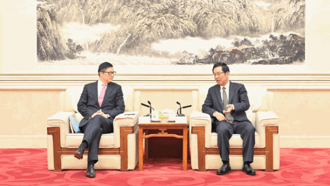 邓炳强（左）拜会广东省公安厅厅长王志忠（右）。政府新闻处图片