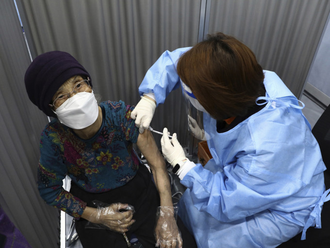 南韩大约87.7万人已经接种了第一剂疫苗。AP图片