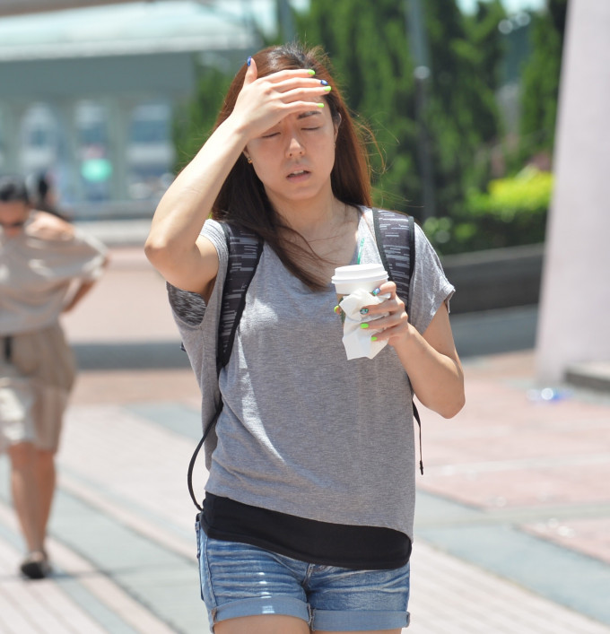 天文台預料今明兩日本港天氣酷熱。資料圖片