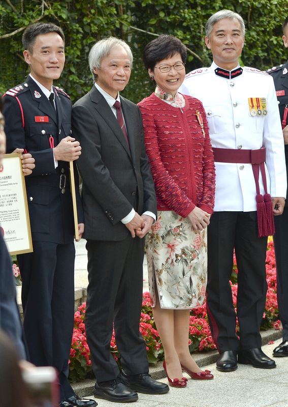 下午林鄭就換上一套以杜鵑花為主調的旗袍，改配紅色短外套。