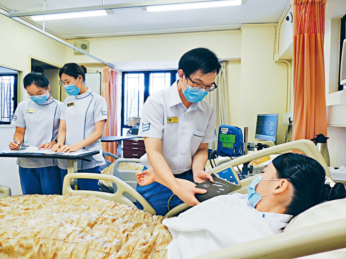 謝冠山（右二）認為私院的護士訓練更全面與深入，打算繼續進修，成為急症室的註冊護士。