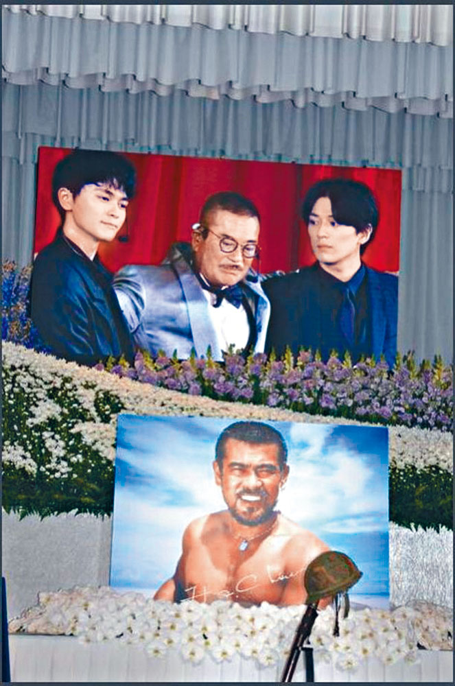 千叶真一追思会的会场内，展示他与两名演员儿子的照片。