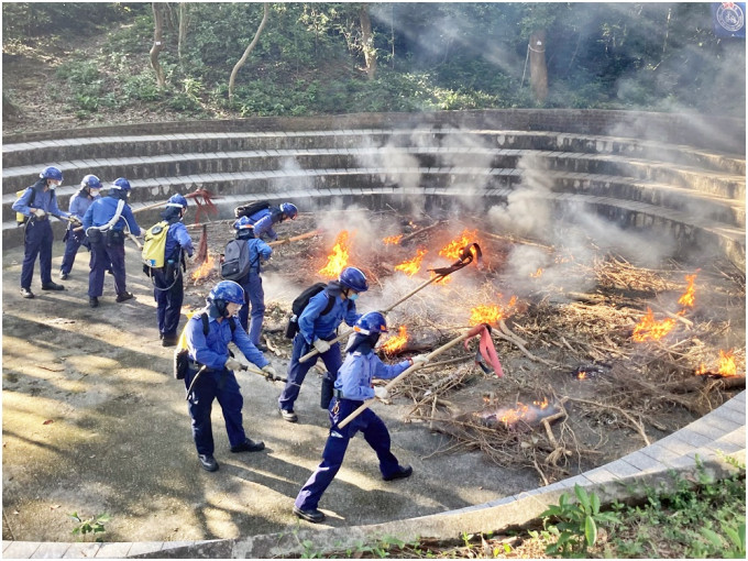 演習中，民安隊隊員協助撲滅山火。