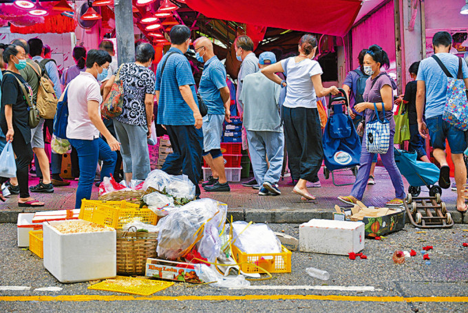 新一屆政府重點改善環境衞生，不少街市有垃圾滿地的問題。