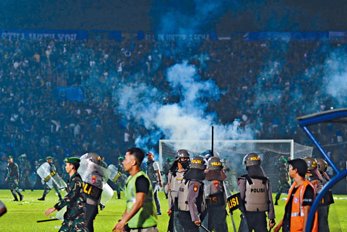 印尼警察上周六向骚乱球迷射催泪弹。