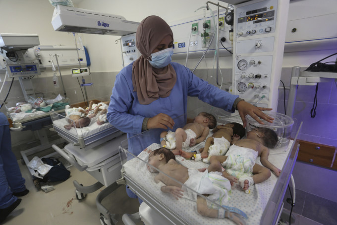 希法醫院31名嬰兒將被轉埃及接受治療。美聯社